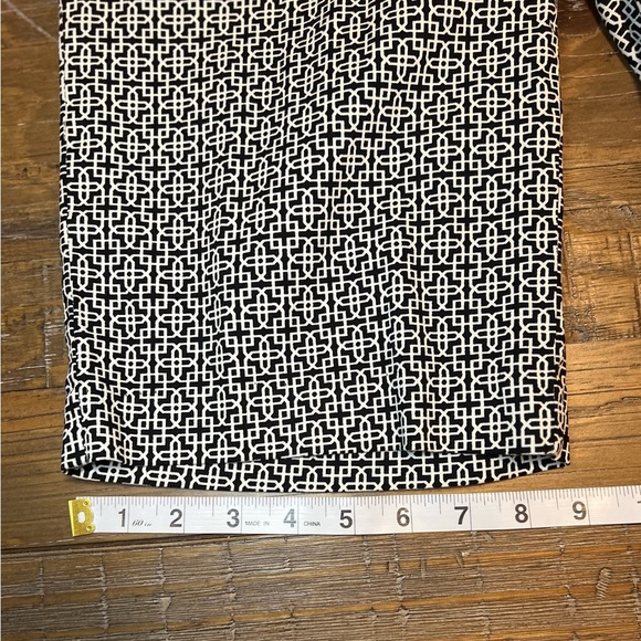 Counterparts Capris Monochrome Geometric Pants - Picture 2 of 11